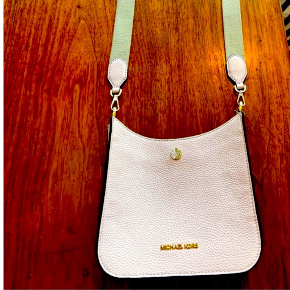 Michael Kors Messenger bag, Pebbled 100% leather with Goldtone Hardware